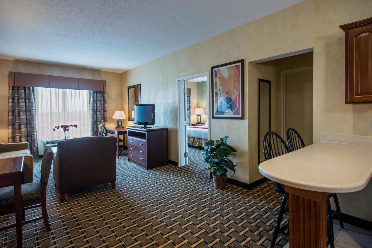 Holiday Inn Express Hotel & Suites Youngstown North-Warren/Niles By Ihg Bagian luar foto